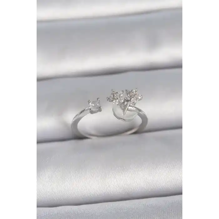 Pirinç Gümüş Renk Ayarlanabilir Zirkon Taşlı Yıldız Model Kadın Yüzük