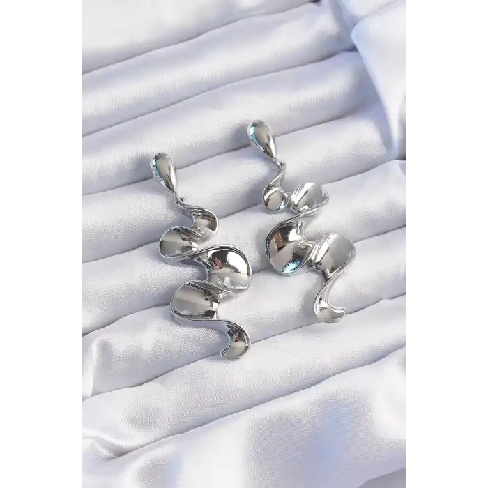 Pirinç Gümüş Renk Kıvrımlı Sallantılı Küpe