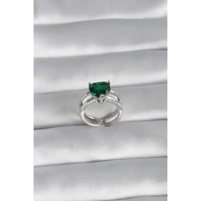 Pirinç Gümüş Renk Yeşil Zirkon Taşlı Tek Taş Model Kadın Yüzük