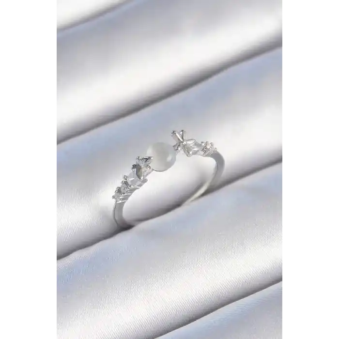 Pirinç Gümüş Renk Zirkon Taşlı Beyaz Mineli Kelebek Detay Kadın Yüzük