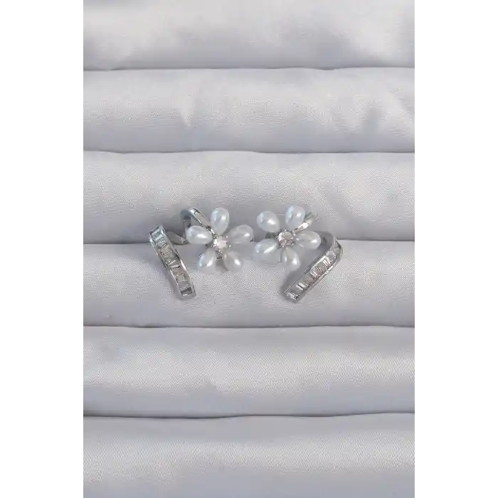 Pirinç Gümüş Renk Zirkon Taşlı Kıvrımlı İnci Çiçek Küpe