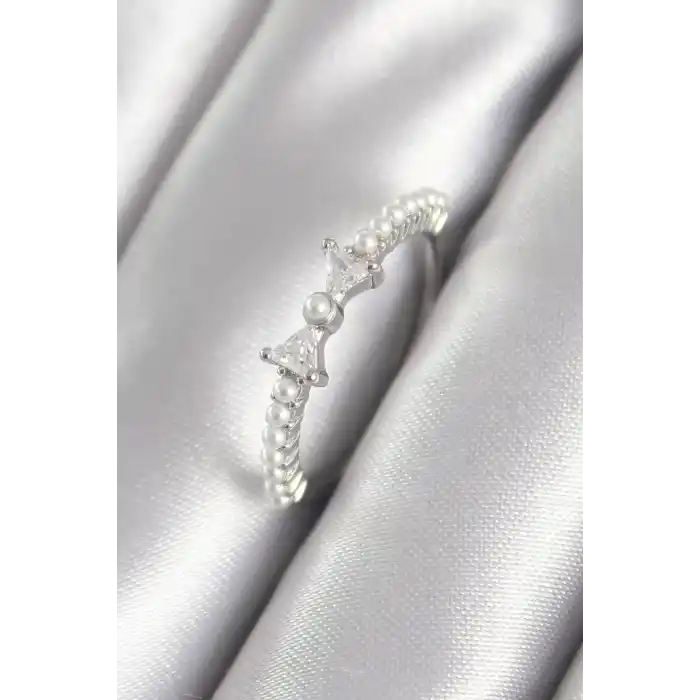 Pirinç Gümüş Renk Zirkon Taşlı Kurdele Model İnci Detay Kadın Yüzük