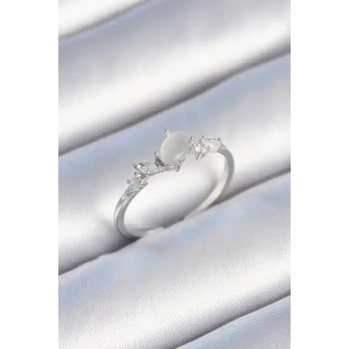 Pirinç Gümüş Renk Zirkon Taşlı Oval Beyaz Mineli Kadın Yüzük