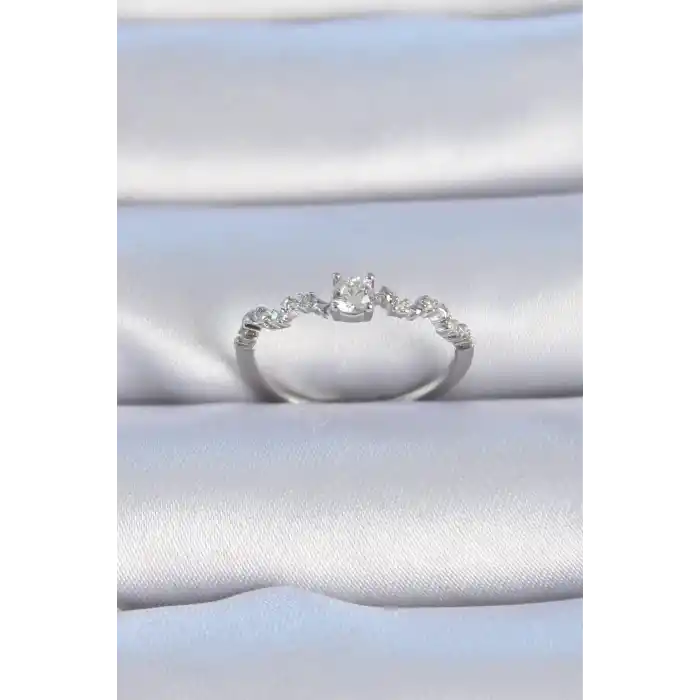 Pirinç Gümüş Renk Zirkon Taşlı Tek Taş Model Kadın Yüzük