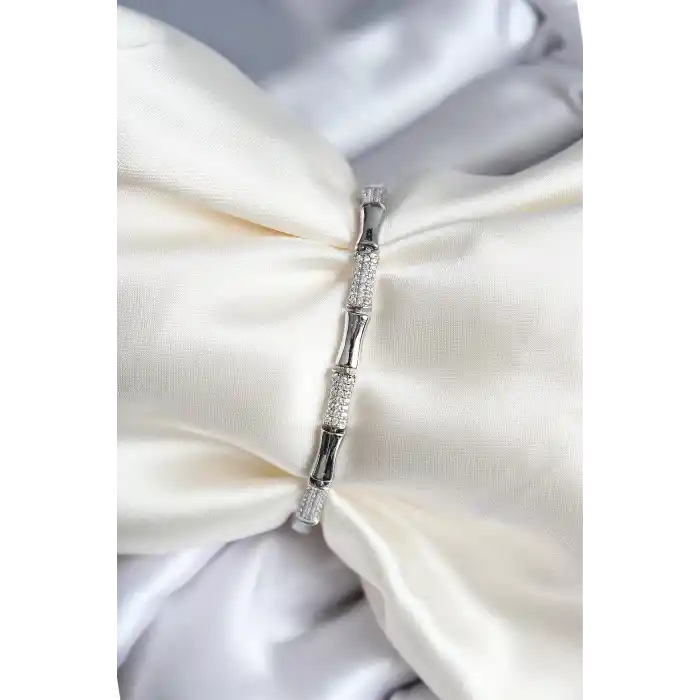 Pirinç Kemik Model Zirkon Taşlı Gümüş Renk Kadın Bileklik