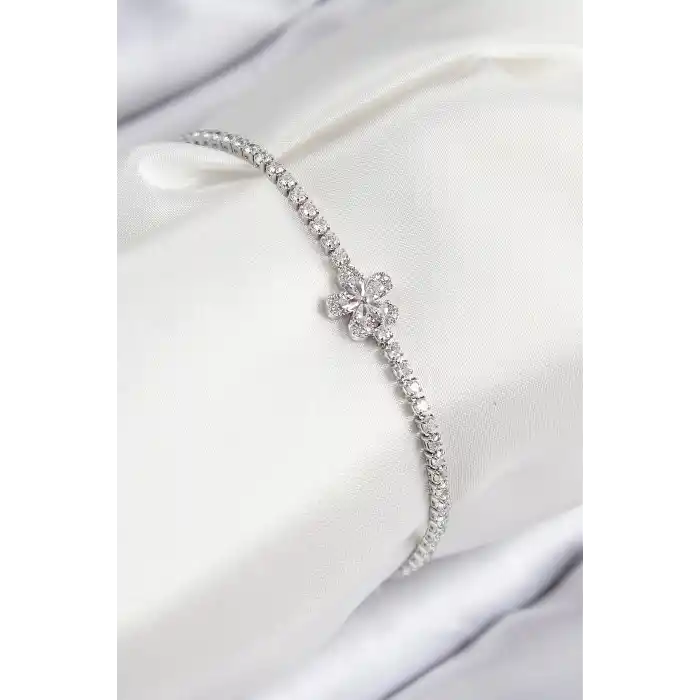 Pirinç Zirkon Taşlı Çiçek Model Gümüş Renk Kadın Bileklik