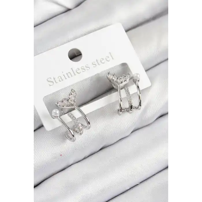 Pirinç Zirkon Taşlı İnci Detaylı Balık Kuyruğu Model Gümüş Renk Kadın Küpe