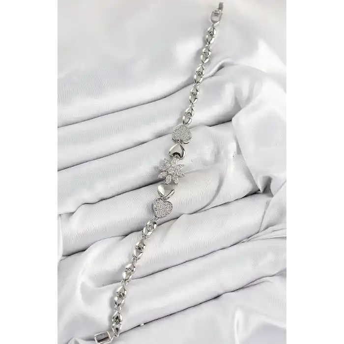 Pirinç Zirkon Taşlı Kalp Detaylı Çiçek Model Gümüş Renk Kadın Bileklik