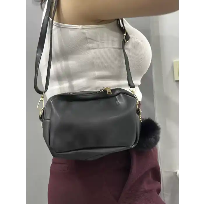 Ponpon siyah cilt çanta