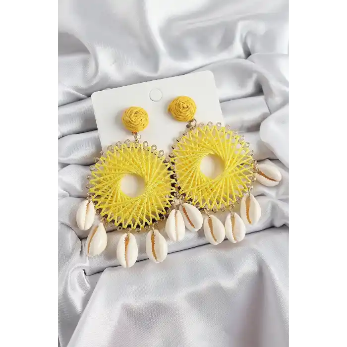 Sarı Hasır Örgü Sarmal Model Sallantılı Deniz Kabuğu Detaylı Gold Renk Kadın Küpe