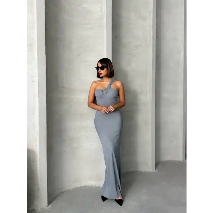 Tek omuz pliseli elbise