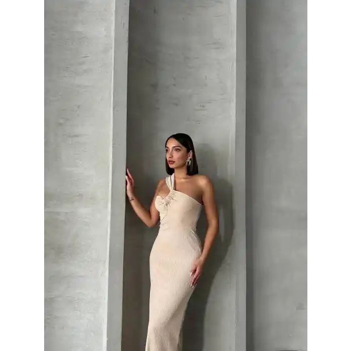 Tek omuz pliseli elbise