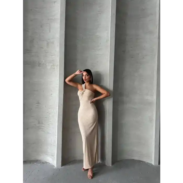 Tek omuz pliseli elbise