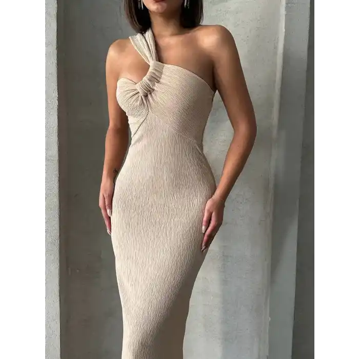 Tek omuz pliseli elbise