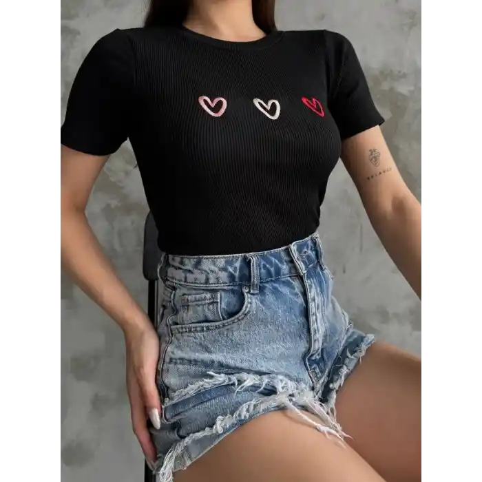 Üçlü kalp nakışlı bluz