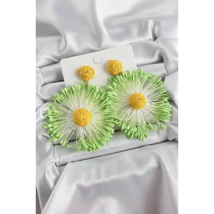Yeşil Püsküllü Papatya Figürlü Hasır Örgü Model Gold Renk Kadın Küpe