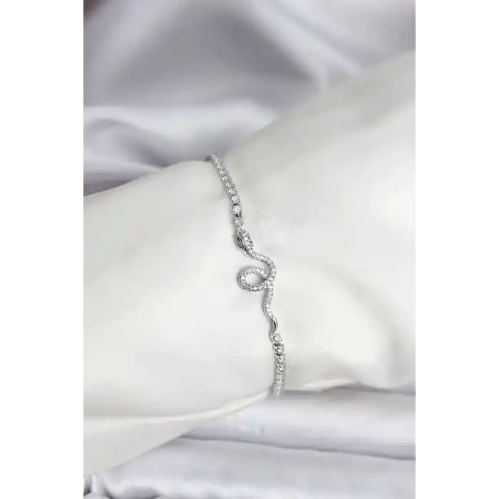 Yılan Model Zirkon Taşlı Gümüş Renk Pirinç Su Yolu Kadın Bileklik