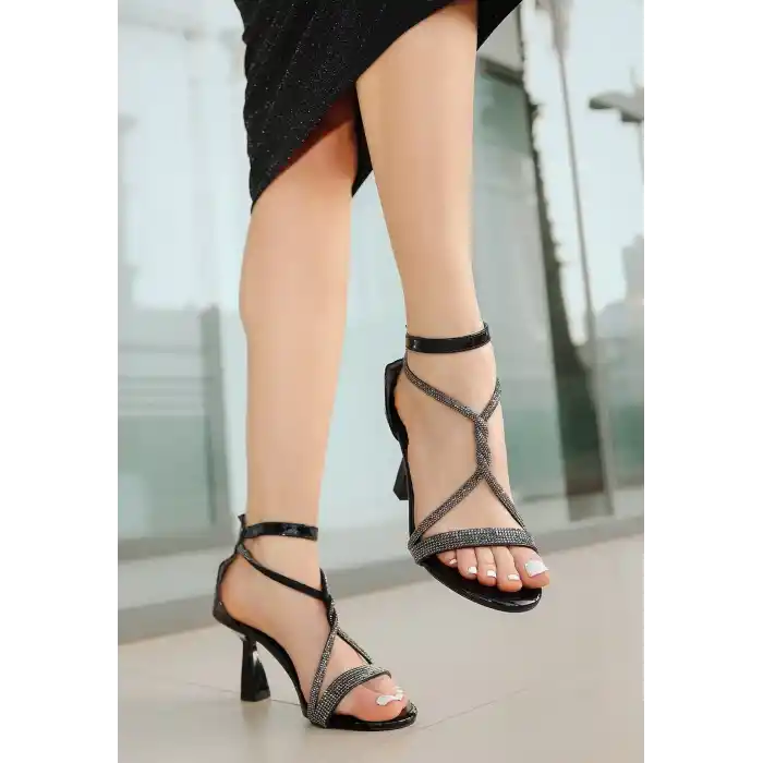 Yulia Siyah Rugan Topuklu Ayakkabı