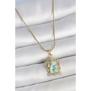 316L Çelik Gold Renk Zincir Mavi Mineli Çiçek İşlemeli Zirkon Taşlı Kelebek Detay Portre Model Kadın Kolye