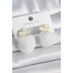Beyaz Renk Kurdele Tüylü Ponpon Model Kadın Küpe