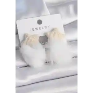 Beyaz Renk Tüylü Yıldız Ponpon Model Kadın Küpe