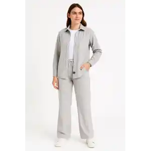 Kadın Kadife Oversize Takım – Gömlek ve Pantolon İkili Set Füme Corduroy Şıklığı, Rahat ve Zarif Duruş Yumuşak Dokulu Kadife Kumaş, Düğmeli Gömlek Üst ve Lastikli Pantolon Alt Parça ile Gün Boyu Konfor- Gri