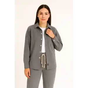 Kadın Kadife Oversize Takım – Gömlek ve Pantolon İkili Set Füme Corduroy Şıklığı, Rahat ve Zarif Duruş Yumuşak Dokulu Kadife Kumaş, Düğmeli Gömlek Üst ve Lastikli Pantolon Alt Parça ile Gün Boyu Konfor- Füme