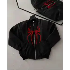 Örümcek Desenli Siyah Bomber Mont – Unisex Kullanıma Uygun, Fermuarlı Cepli, Kapitone Astarlı, Bahar Kış Günlük Giyim İçin Moda Ceket Modeli - Siyah