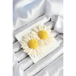 Papatya Model Beyaz Ve Sarı Renk Kadın Küpe