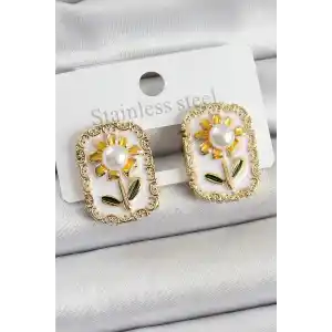 Pirinç Beyaz Mineli Papatya Figürlü Sanatsal Portre Model Gold Renk Kadın Küpe