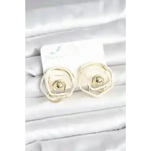 Pirinç Gold Renk Beyaz Mineli Geometrik Gül Model Kadın Küpe
