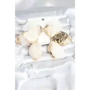 Pirinç Gold Renk Beyaz Tüllü Lotus Kadın Küpe