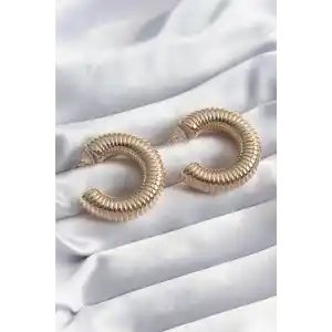 Pirinç Gold Renk İşleme Detay Halka Model Kadın Küpe