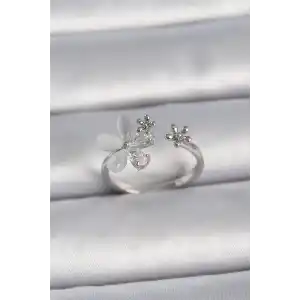 Pirinç Gümüş Renk Ayarlanabilir Zirkon Taşlı Beyaz Mineli Yaprak Model Kadın Yüzük