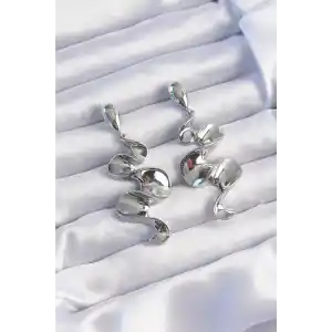 Pirinç Gümüş Renk Kıvrımlı Sallantılı Küpe