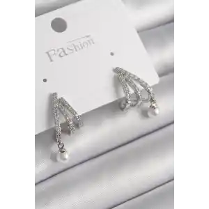 Pirinç Gümüş Renk Zirkon Taşlı Pençe Model İnci Detay Kadın Küpe