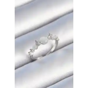 Pirinç Gümüş Renk Zirkon Taşlı Yıldız Detay Beyaz Mineli Kadın Yüzük