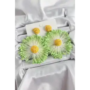 Yeşil Püsküllü Papatya Figürlü Hasır Örgü Model Gold Renk Kadın Küpe
