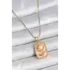 316L Çelik Gold Renk Zincir Pembe Mineli İncli Papatya Model Portre Model Kadın Kolye