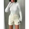 Beli lastikli çıtçıtlı deri şort krem w241007