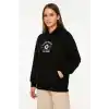 Kadın Kapşonlu Sweatshirt – Üç İplik Şardonlu Kumaş, Oversize Fit, Ön & Arka Baskılı, Kanguru Cepli, Kışlık Rahat Hoodie- Siyah