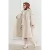 Kadın Kaşe Kaban – Uzun Boy Kruvaze Yaka Kuşaklı Tesettür Kaşe Kışlık Kaban, Astarlı Şık Yünlü Dokuma Oversize Rahat Kalıp Cepli Düğmeli Modern Kap Modeli - Bej