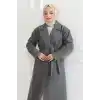 Kadın Kaşe Kaban – Uzun Boy Kruvaze Yaka Kuşaklı Tesettür Kaşe Kışlık Kaban, Astarlı Şık Yünlü Dokuma Oversize Rahat Kalıp Cepli Düğmeli Modern Kap Modeli - Gri