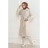 Kadın Kaşe Kaban – Uzun Boy Kruvaze Yaka Kuşaklı Tesettür Kaşe Kışlık Kaban, Astarlı Şık Yünlü Dokuma Oversize Rahat Kalıp Cepli Düğmeli Modern Kap Modeli - Bej