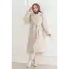 Kadın Kaşe Kaban – Uzun Boy Kruvaze Yaka Kuşaklı Tesettür Kaşe Kışlık Kaban, Astarlı Şık Yünlü Dokuma Oversize Rahat Kalıp Cepli Düğmeli Modern Kap Modeli - Bej