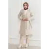 Kadın Kaşe Kaban – Uzun Boy Kruvaze Yaka, Kuşaklı Tesettür Kışlık Kaban, Astarlı Şık Yünlü Dokuma Oversize Rahat Kalıp, Cepli Modern Kaşe Mont Modeli - Bej