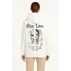 Kadın Oversize Üç İplik Şardonlu Kapüşonlu Sweatshirt – Beyaz “Other Lives” Ön ve Arka Baskılı, Kanguru Cepli, Ribanalı Rahat Kışlık Model Beyaz