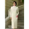 Kadın Tesettür Triko Elbise – Boğazlı Uzun Fitilli Dokuma, Esnek Tam Kalıp, 130 cm Midi Boy, Bahar & Kış Şık Rahat Stil - Beyaz