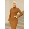 Kadın Tesettür Triko Elbise – Boğazlı Uzun Fitilli Dokuma, Esnek Tam Kalıp, 130 cm Midi Boy, Bahar & Kış Şık Rahat Stil - Kahverengi