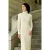 Kadın Tesettür Triko Elbise – Boğazlı Uzun Fitilli Dokuma, Esnek Tam Kalıp, 130 cm Midi Boy, Bahar & Kış Şık Rahat Stil - Beyaz
